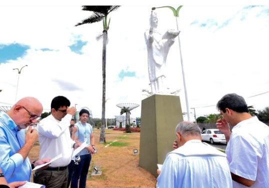 Imagem de São Luís Rei de França retorna à entrada da cidade após produnda restauração