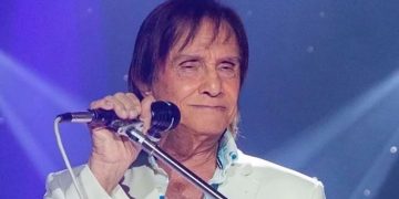 Roberto Carlos se irrita com conversa entre fotógrafos em show na Baixada Fluminense