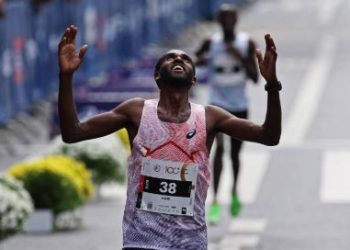 São Silvestre completa cem anos com chegada de brasileiros em 3º lugar e vitória de africano