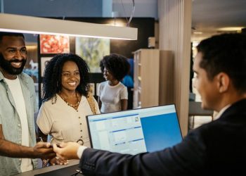 Ministério do Turismo prorroga por mais 60 dias o início da Ficha Nacional de Registro de Hóspedes Digital (FNRH) \no Brasil. A portaria com a medida foi publicada nesta quinta-feira (19/02) e visa melhorias e adequação de questões técnicas e operacionais. Quando estiver plenamente aplicada, a FNRH vai substituir integralmente a ficha de registro em papel e será obrigatória a todos os estabelecimentos de hospedagem do Brasil.  Acesse AQUI as orientações sobre a adesão à FNRH digital.   A modernização traz benefícios diretos às duas pontas do balcão. Para o hóspede, a FNRH Digital significa um check-in muito mais ágil, com o pré-preenchimento automático de dados por meio do sistema Gov.br e facilidades para a inclusão de turistas estrangeiros.  Já para o setor de hospedagem, a ferramenta representa economia de tempo e de custos operacionais, além de mais segurança jurídica. A automação e a integração digital, que permitem conexão com sistemas online, podem oferecer relatórios em tempo real e aprimorar a gestão na área. O trabalho proporciona uma plataforma integrada, auditável e rastreável, contribuindo com dados estratégicos que ajudam na segurança e no planejamento do turismo nacional.  “A experiência de chegada ao hotel vai se tornar muito mais rápida e moderna, eliminando o tempo com o preenchimento manual de formulários. É mais comodidade para o turista e mais agilidade para o setor de hospedagens em geral”, observa o ministro do Turismo, Gustavo Feliciano.  PROCEDIMENTOS  O Ministério do Turismo reforça que a adesão à nova ferramenta exige preparação por parte dos meios de hospedagem, independentemente de utilizarem ou não sistemas de gestão próprios.  No início de fevereiro de 2026, o órgão promoveu um webinar para a divulgação da nova Ficha Nacional de Registro de Hóspedes digital