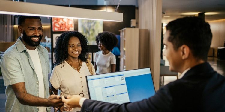 Ministério do Turismo prorroga por mais 60 dias o início da Ficha Nacional de Registro de Hóspedes Digital (FNRH) \no Brasil. A portaria com a medida foi publicada nesta quinta-feira (19/02) e visa melhorias e adequação de questões técnicas e operacionais. Quando estiver plenamente aplicada, a FNRH vai substituir integralmente a ficha de registro em papel e será obrigatória a todos os estabelecimentos de hospedagem do Brasil.  Acesse AQUI as orientações sobre a adesão à FNRH digital.   A modernização traz benefícios diretos às duas pontas do balcão. Para o hóspede, a FNRH Digital significa um check-in muito mais ágil, com o pré-preenchimento automático de dados por meio do sistema Gov.br e facilidades para a inclusão de turistas estrangeiros.  Já para o setor de hospedagem, a ferramenta representa economia de tempo e de custos operacionais, além de mais segurança jurídica. A automação e a integração digital, que permitem conexão com sistemas online, podem oferecer relatórios em tempo real e aprimorar a gestão na área. O trabalho proporciona uma plataforma integrada, auditável e rastreável, contribuindo com dados estratégicos que ajudam na segurança e no planejamento do turismo nacional.  “A experiência de chegada ao hotel vai se tornar muito mais rápida e moderna, eliminando o tempo com o preenchimento manual de formulários. É mais comodidade para o turista e mais agilidade para o setor de hospedagens em geral”, observa o ministro do Turismo, Gustavo Feliciano.  PROCEDIMENTOS  O Ministério do Turismo reforça que a adesão à nova ferramenta exige preparação por parte dos meios de hospedagem, independentemente de utilizarem ou não sistemas de gestão próprios.  No início de fevereiro de 2026, o órgão promoveu um webinar para a divulgação da nova Ficha Nacional de Registro de Hóspedes digital