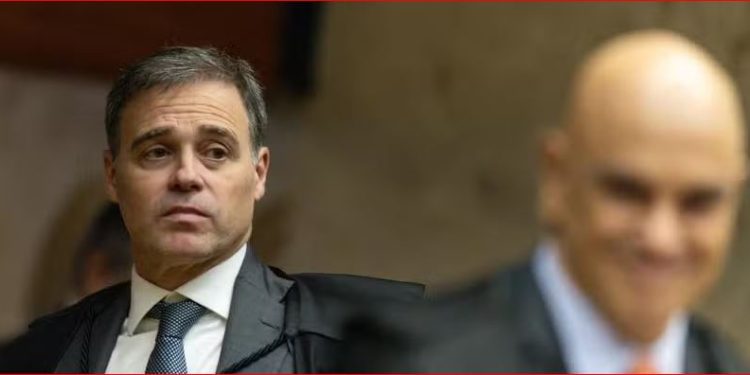Flávio Dino e outros ministros do STF se afastam de André Mendonça