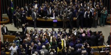 PL cresce de 98 para 121 deputados e avança sobre o centrão; esquerda terá 24% da Câmara