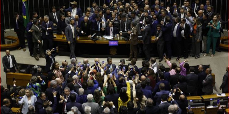 PL cresce de 98 para 121 deputados e avança sobre o centrão; esquerda terá 24% da Câmara